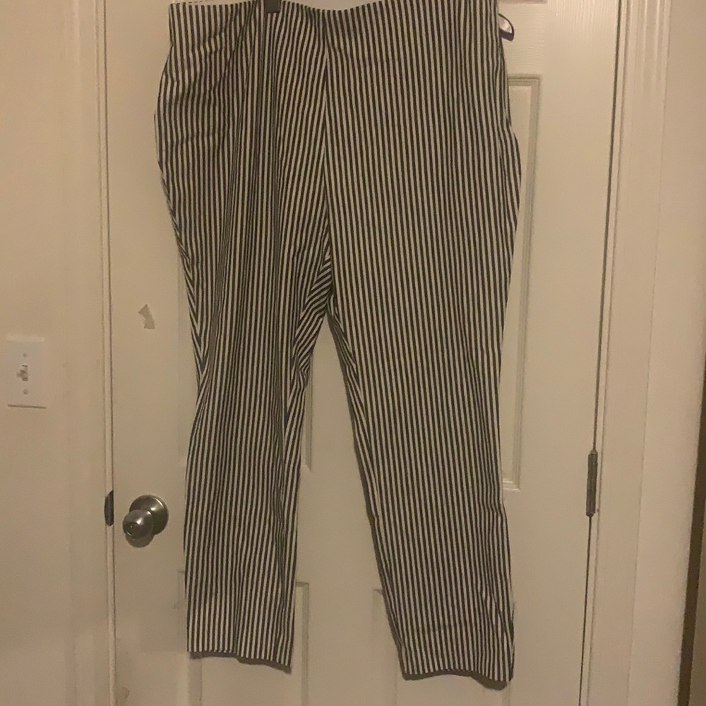 Black and white pants elastic zipper on the side